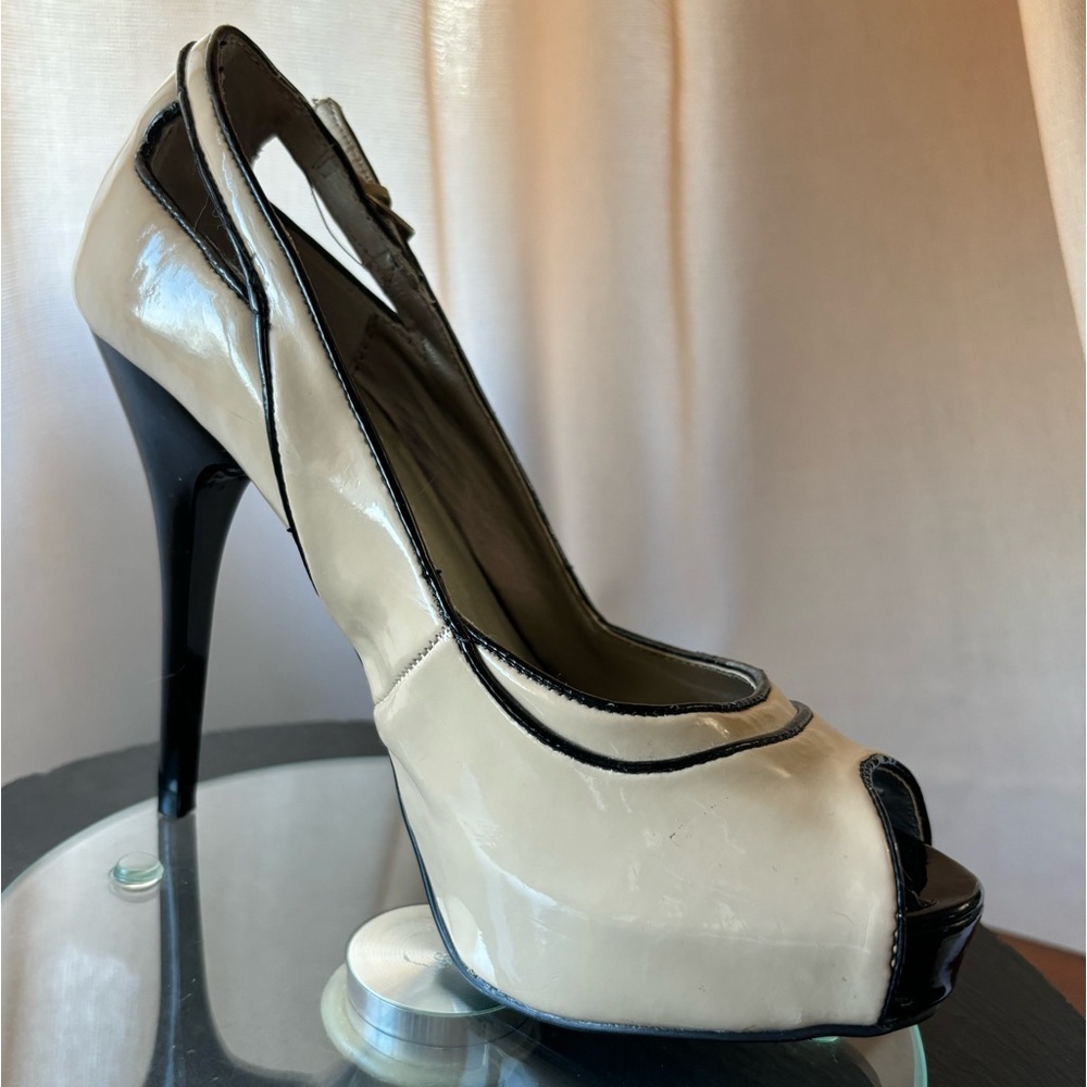 TAN BLACK PATENT LEATHER PLATFORM GUESS HEELS PEEP TOE BUCKLE DETAIL